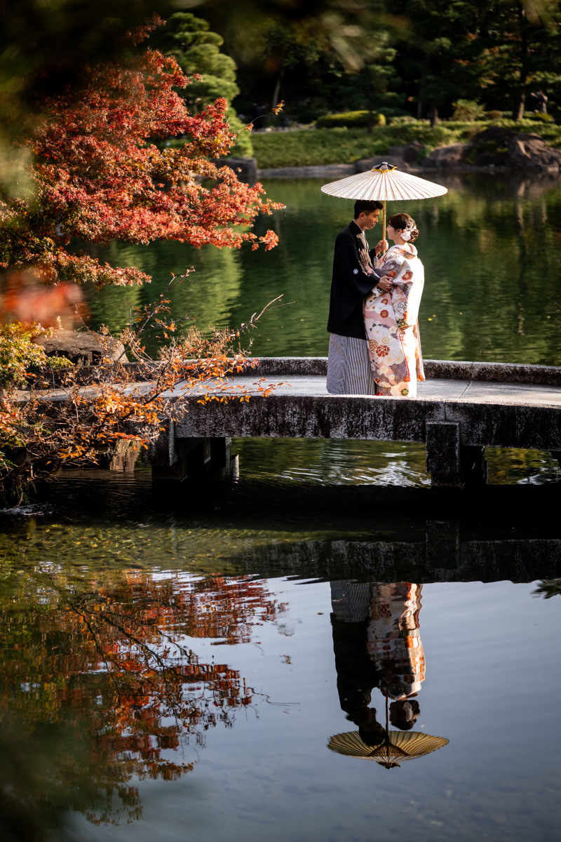水面反射を活かして相合傘のショット