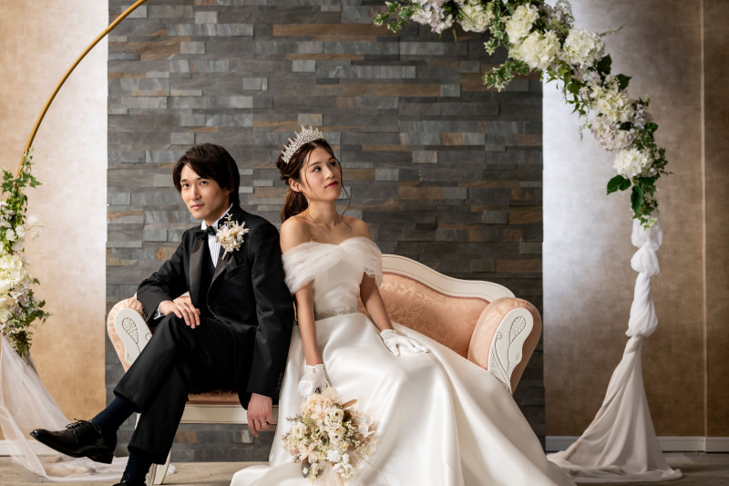 石壁とアーチとソファでアンニュイに