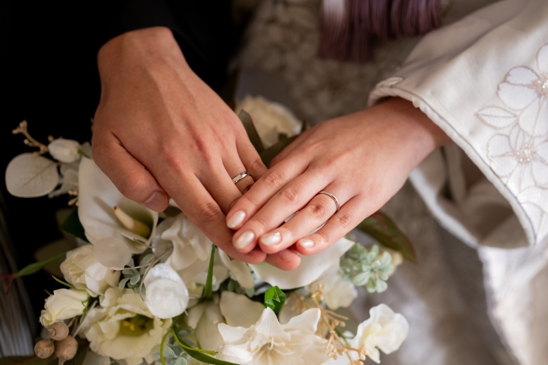 手を重ね合わせて指輪カット