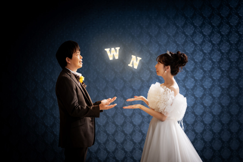 イニシャルオブジェを投げるカットからスタート！