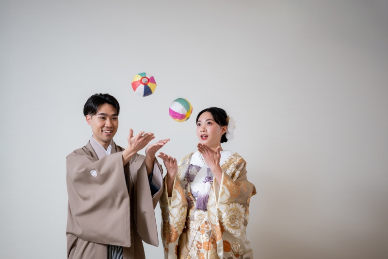 紙風船とともに弾む笑顔