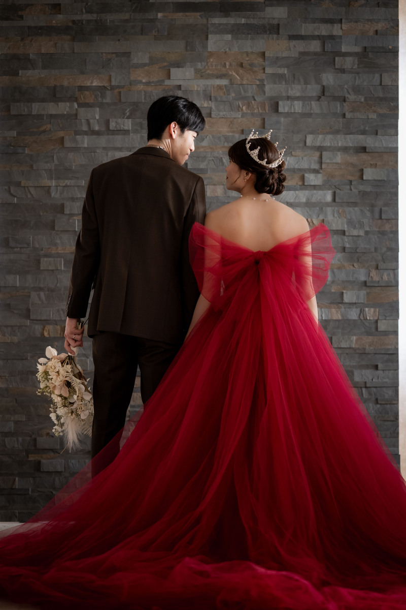 石壁の前で大人な雰囲気