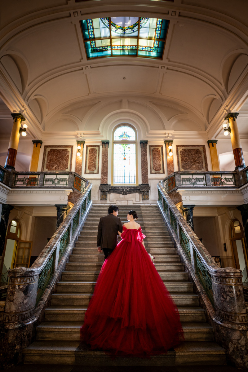 市政資料館「大階段」で後ろ姿