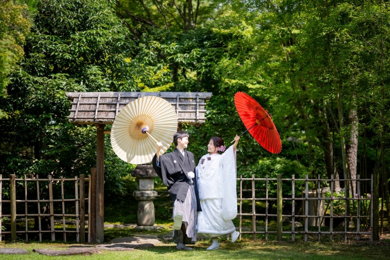 紅白の番傘を使って元気よく！