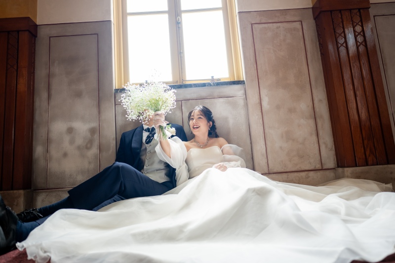 窓の下でお座りショット