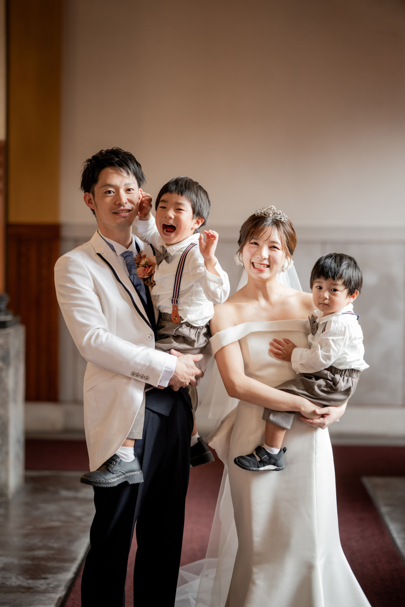 2人のお子様と一緒に家族写真