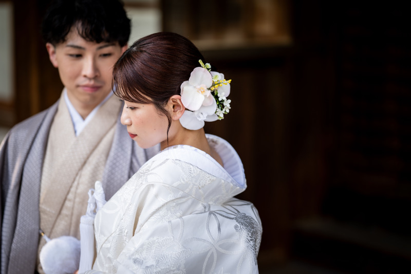 記念館の軒先でしっとりイメージ撮影