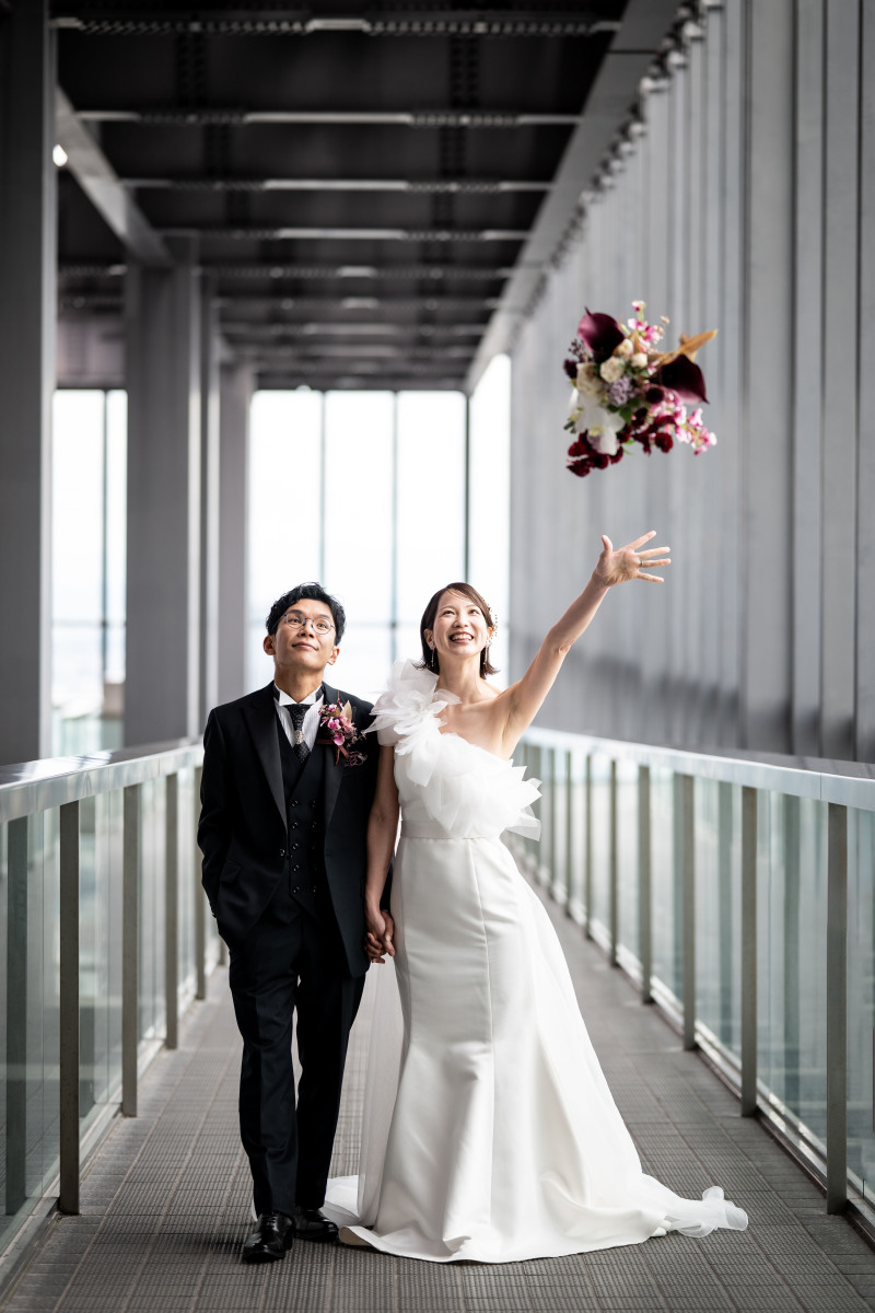 ブーケを無造作に投げる！なんかオシャレ