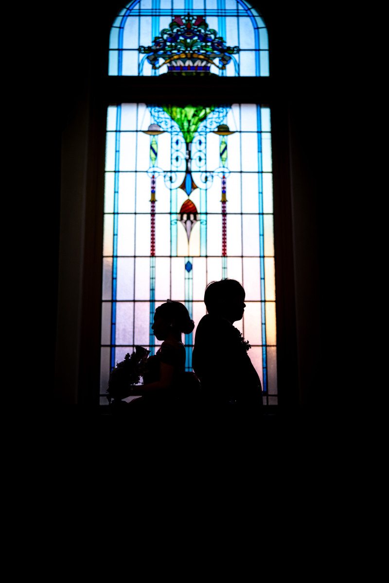 ステンドグラスバックにシルエットカット