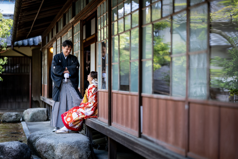 和館の沓脱石で佇んで