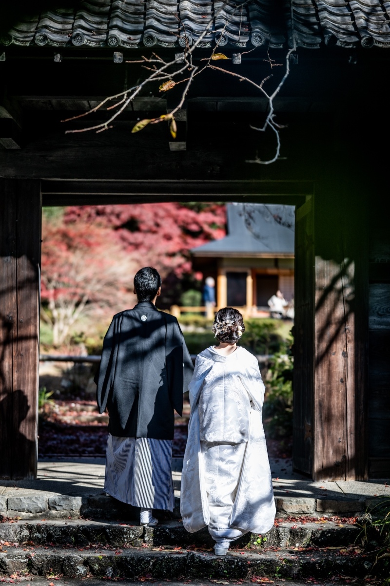 石段を登るお二人の後ろ姿♪