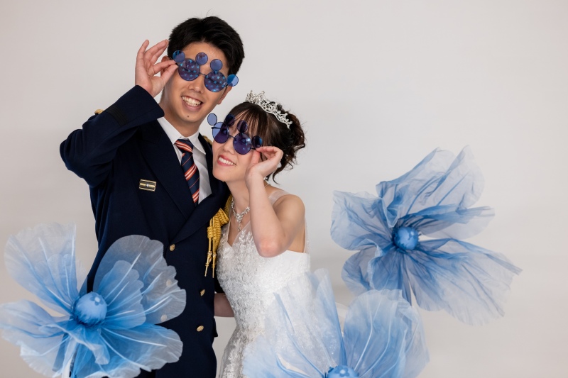 白背景で青色のジャイアントフラワー