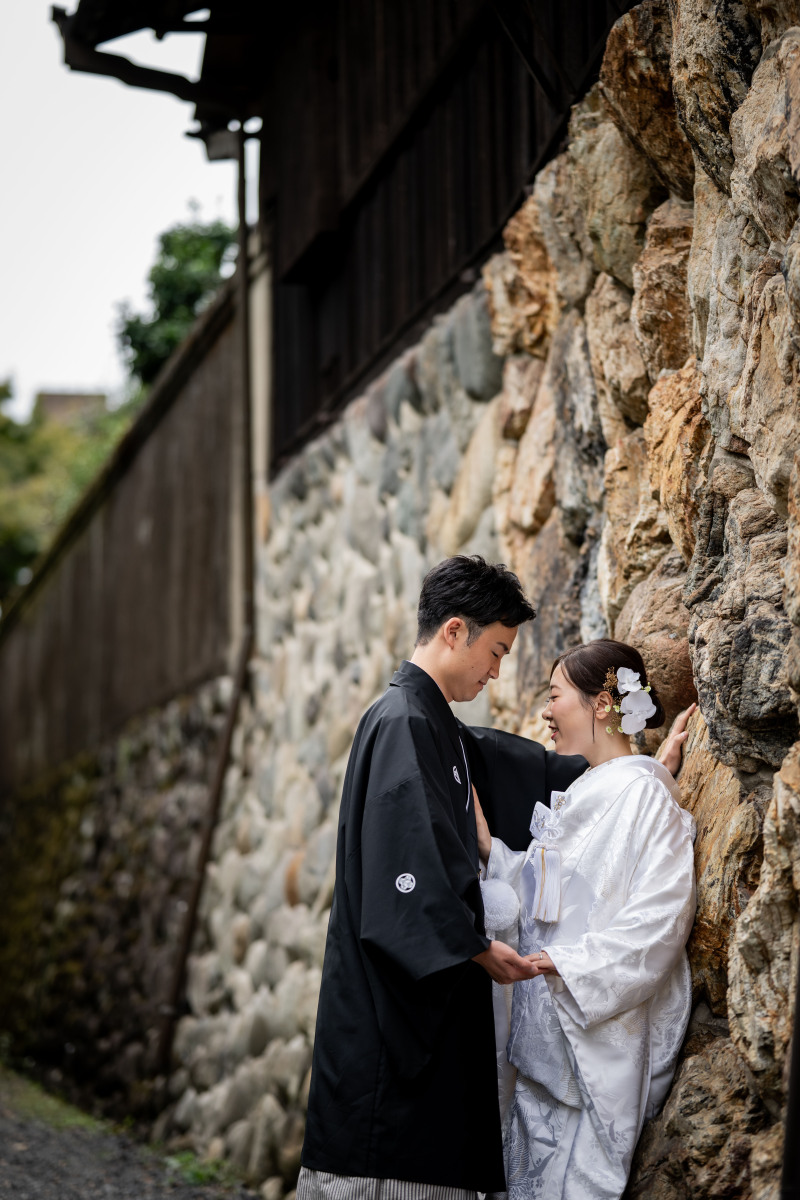 石垣の前で雰囲気を出して