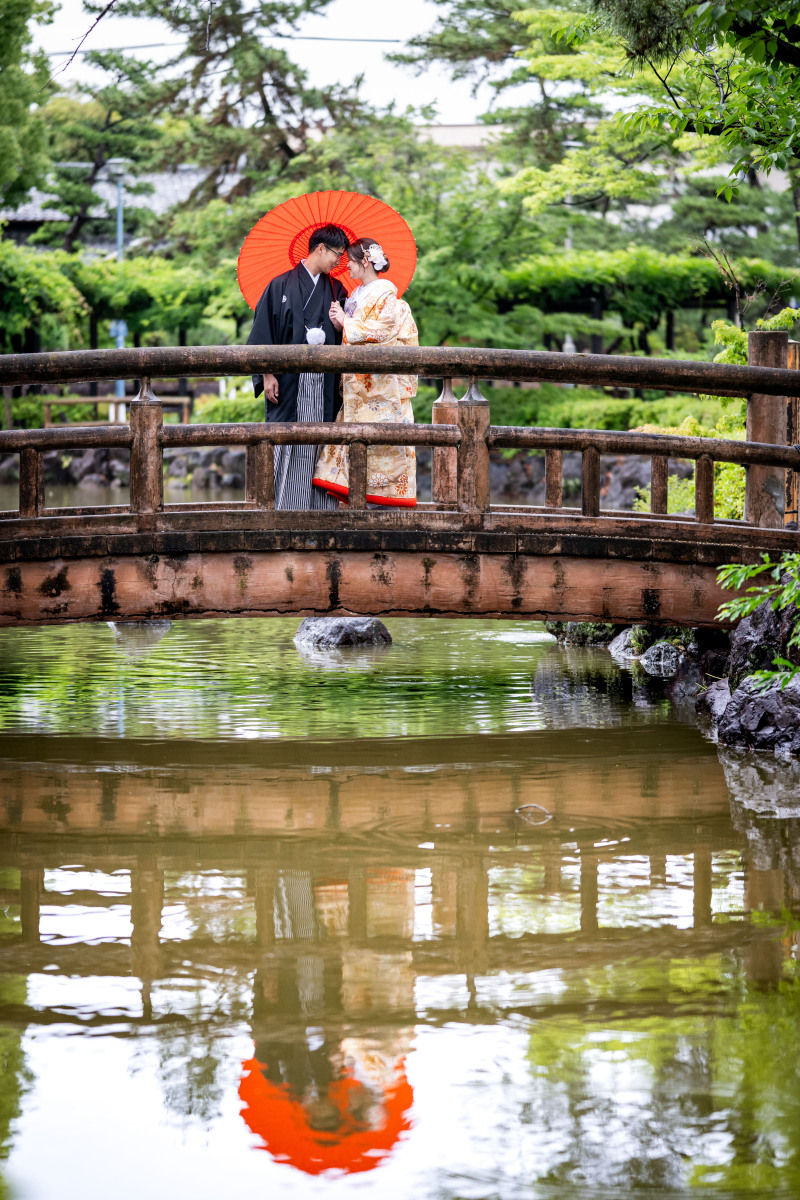 公園内の橋の上で水面反射