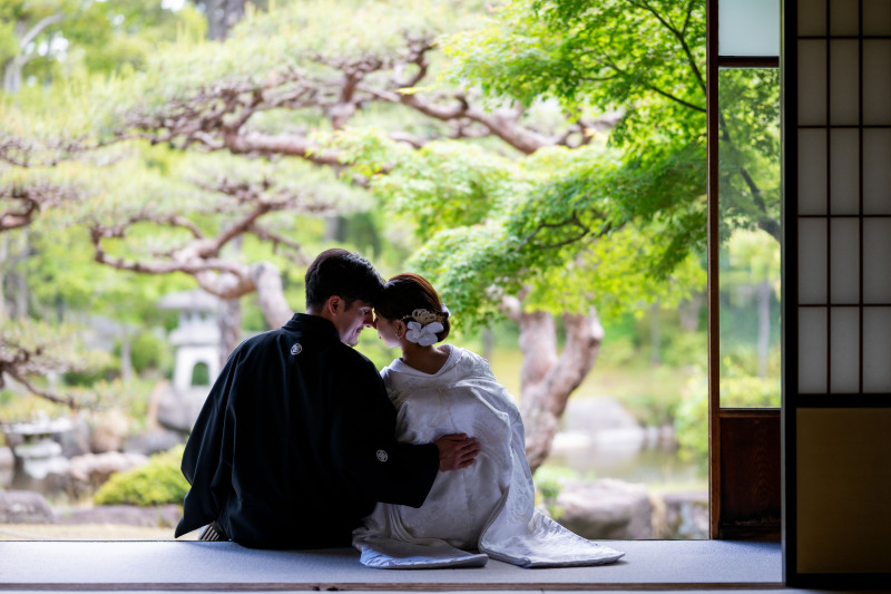 縁側での後ろ姿