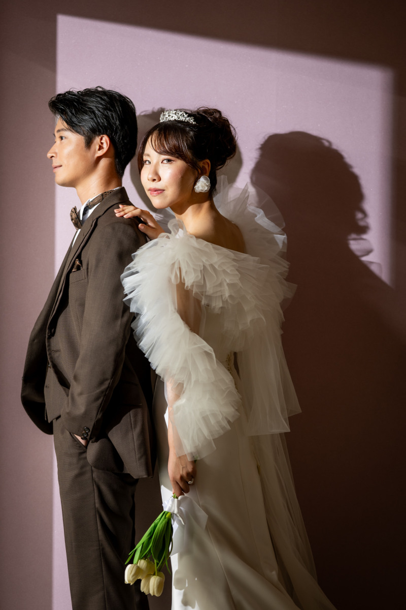 直線的な影とピンクゴールドの背景で