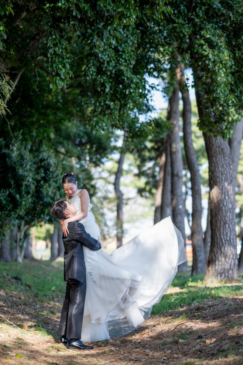 ナチュラルな風に揺れるドレスに 気取らない笑顔