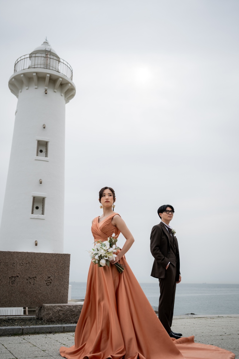 白い灯台に映えるテラコッタドレス