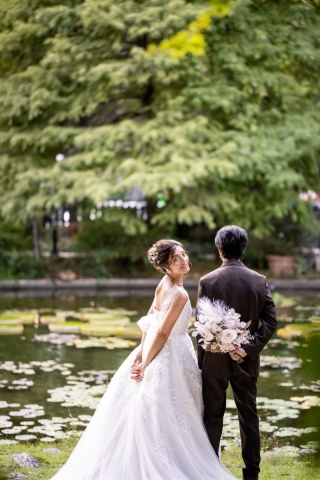 都会の中にある小さなガーデン。おがやかに流れるトキの中で　新婦様がかわいらしく微笑むナチュラルな一枚。