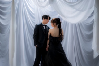 流行りは刻々と変わるものですが…そんな中でも いつまでも色褪せない特別な思い出として　お二人の心の中に残してほしい。シンプルだからこそ、洗練された今この瞬間をとじこめました。