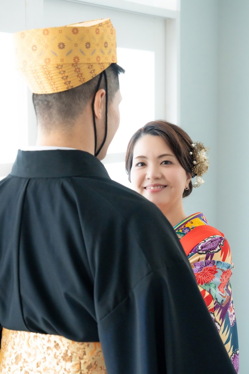 新郎様を見つめる素敵な新婦さん