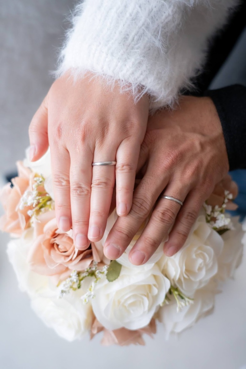 エンゲージならではの手元の指輪も綺麗に