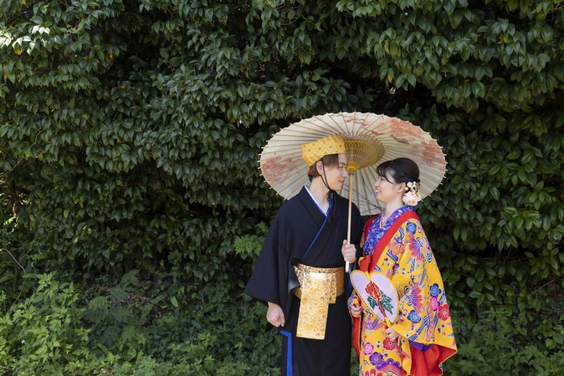 色鮮やかな琉装と沖縄の大自然