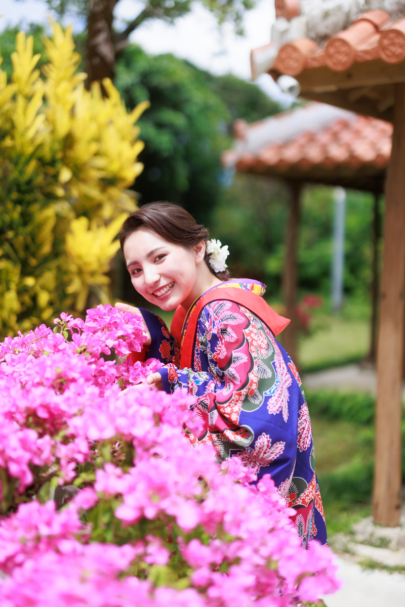 お庭に咲く満開のブーゲンビレアに新婦様の顔もほころびます