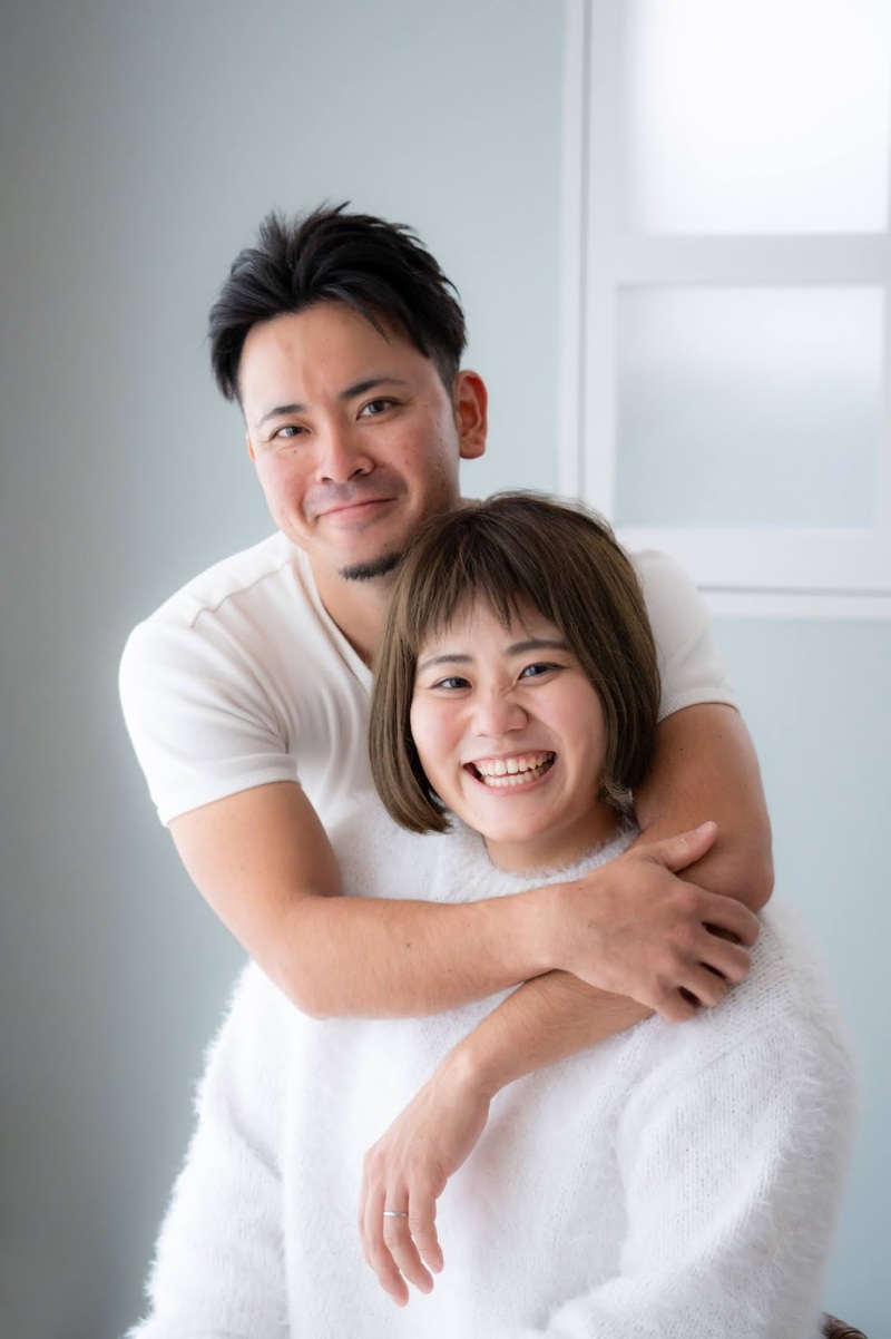 私服での入籍記念。おふたりらしい笑顔を引き出す空間づくりを心がけています。