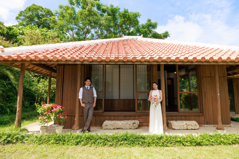 洋装ウェディングフォト|琉球古民家+天然ビーチ満喫プラン