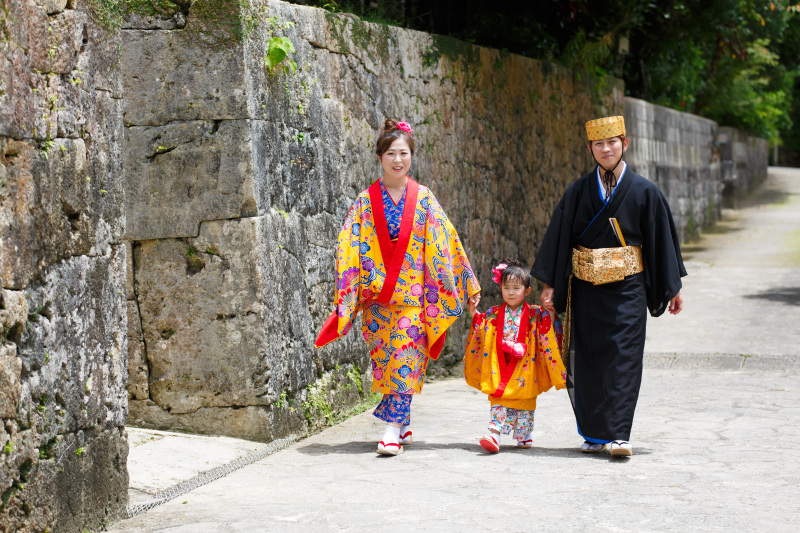 中村家住宅で叶える、伝統衣装・琉装のファミリーフォトウェディング