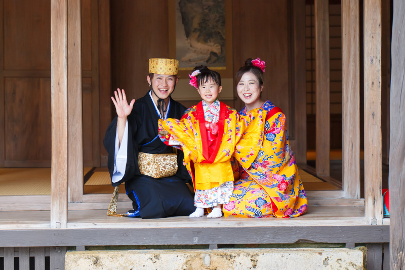 中村家住宅で叶える、伝統衣装・琉装のファミリーフォトウェディング