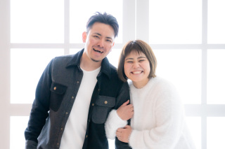 沖縄本島中部・宜野湾市の写真館での私服撮影。アクセス良好で観光合間にも撮影可能、思い出を気軽に残せます。