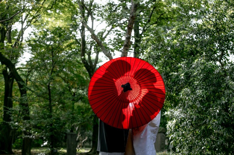 番傘越しのシルエット写真は、ロケーション・スタジオ撮影問わずご希望の多い1枚です！