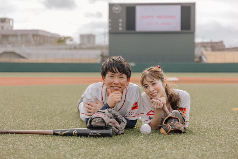 グラウンドで無邪気なふたり