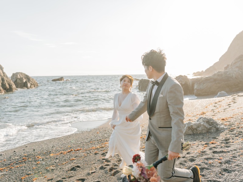 海辺を歩くお二人