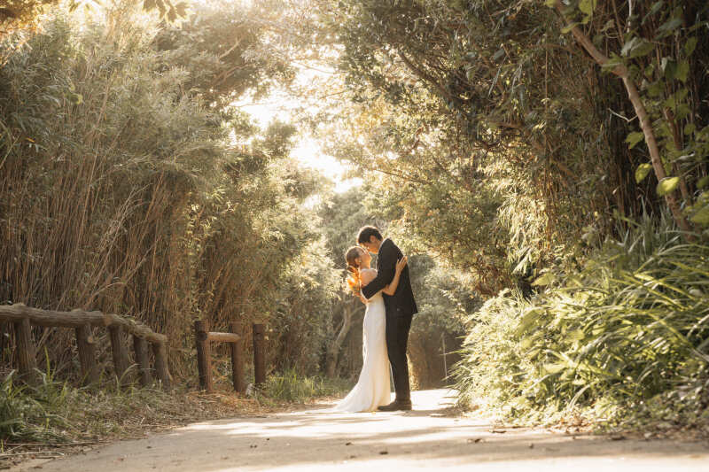 緑のトンネルでハグ