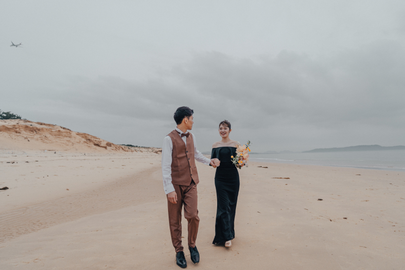 波音と一緒に、ビーチを歩く