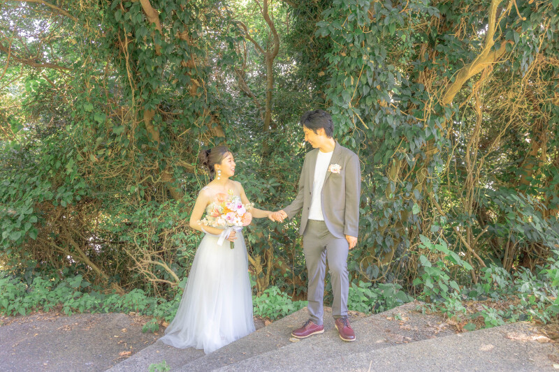 階段で差し出す手