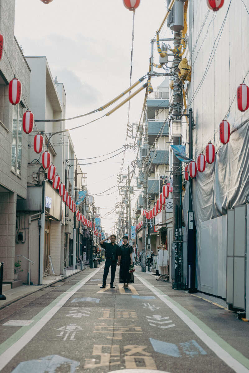 赤い提灯と道路