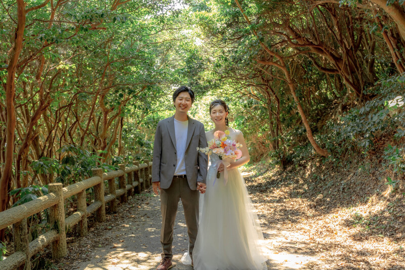 木のアーチの下で