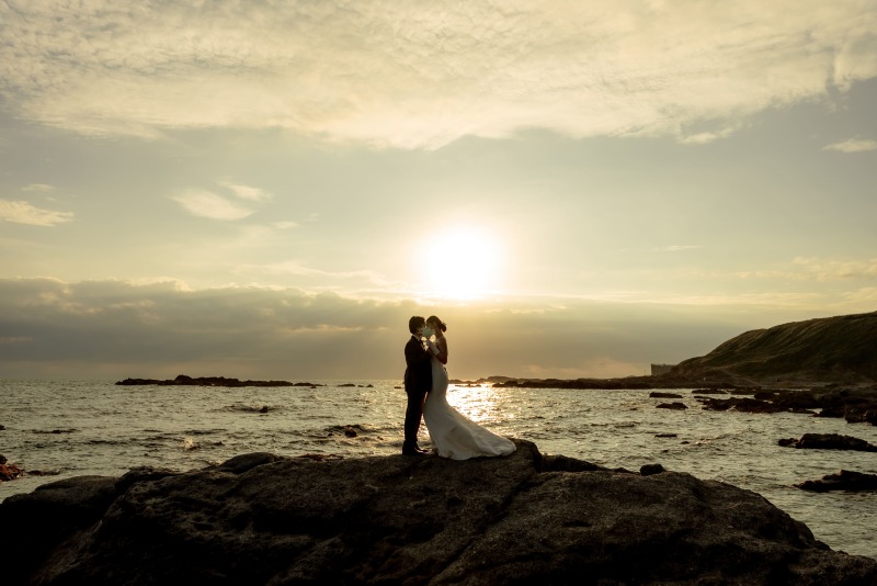 夕暮れの海辺ショット