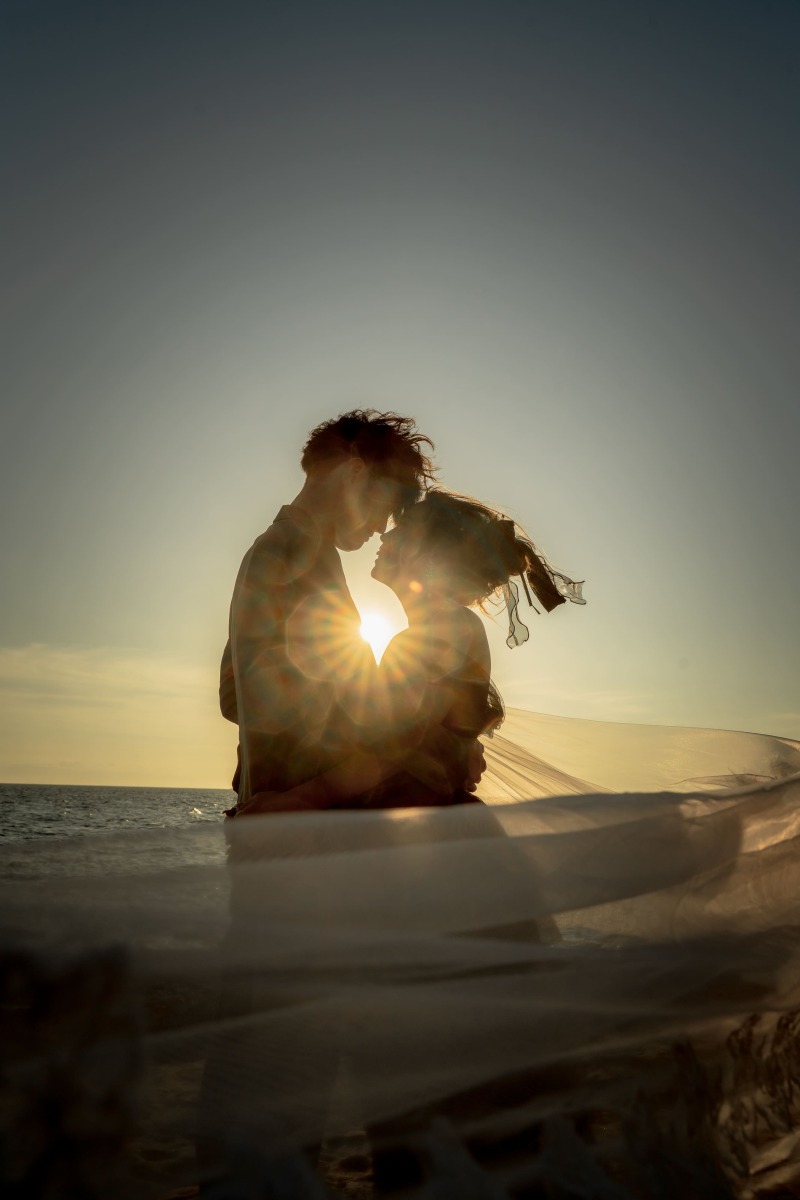 ベールや逆光を使って