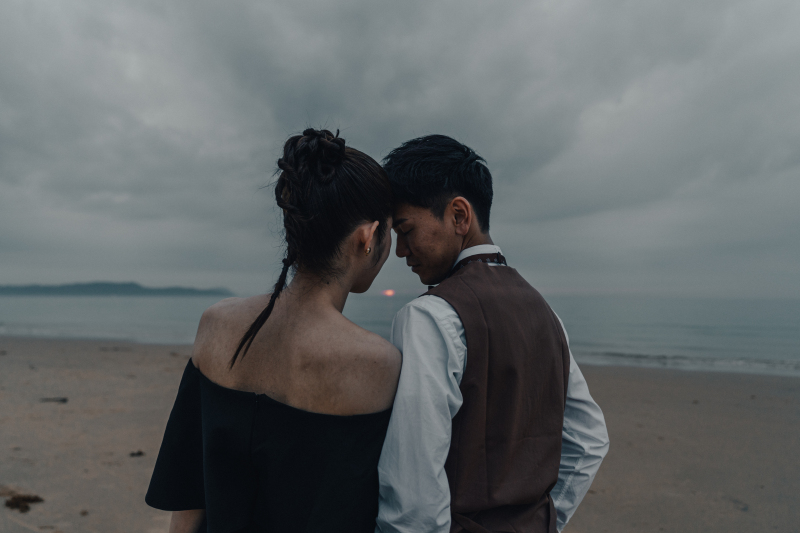 海を見ながら、“こつん”と寄り添う