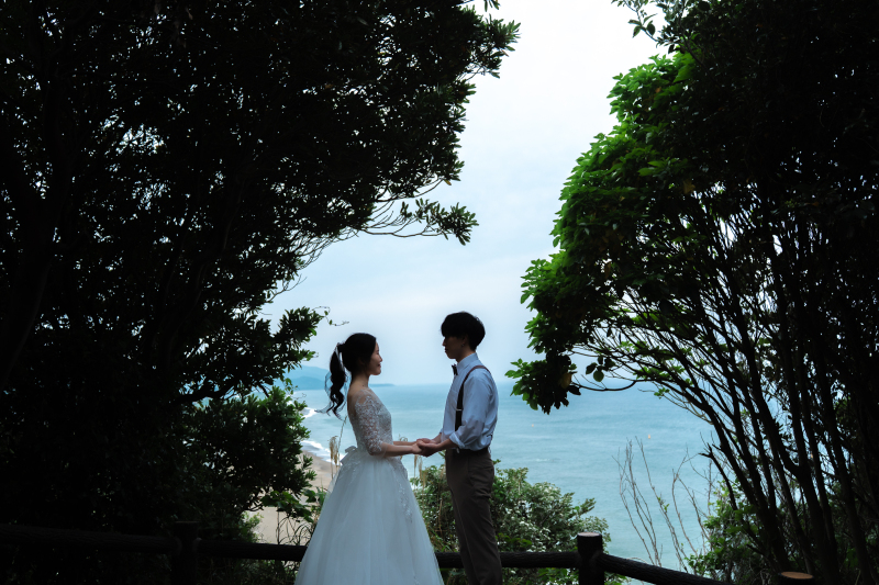 海をのぞむ木陰で