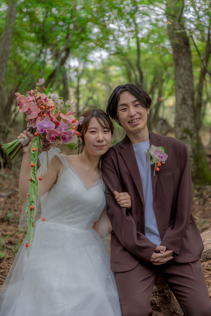 大きなピンクのブーケとともに