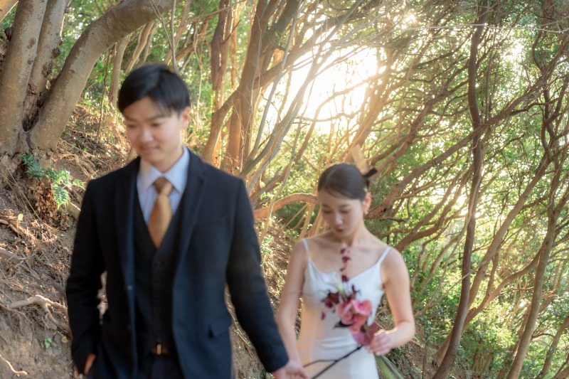 手を引いて歩く新郎様