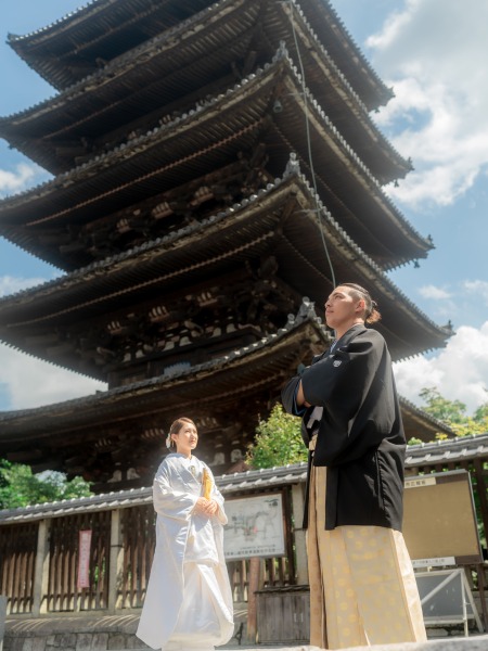 五重塔の前で凛と立つおふたり