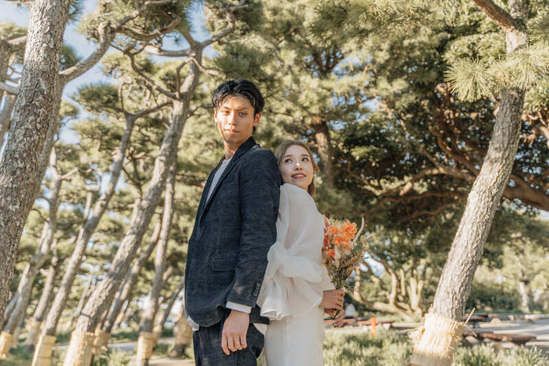 松林で背中合わせに