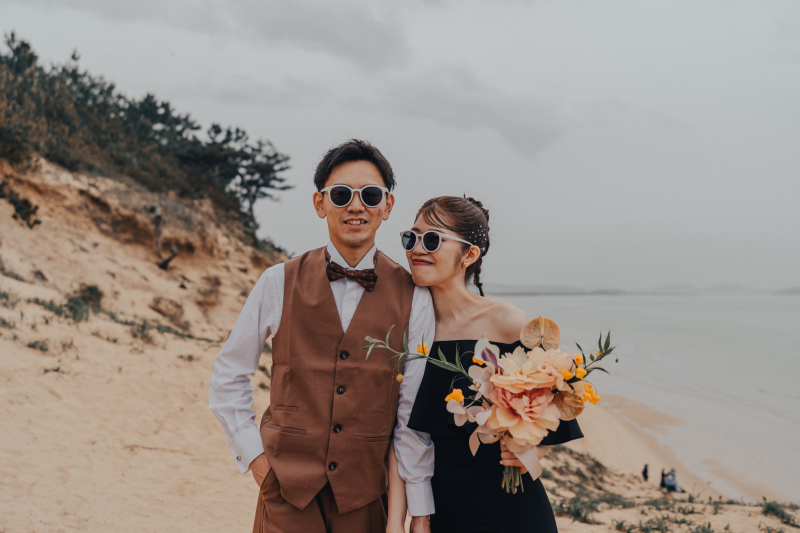 おそろいのサングラスで遊び心をプラス